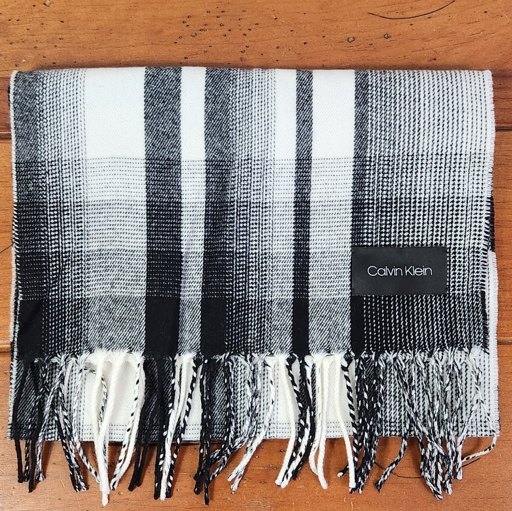 CALVIN KLEIN || Black and White Plaid Scarf